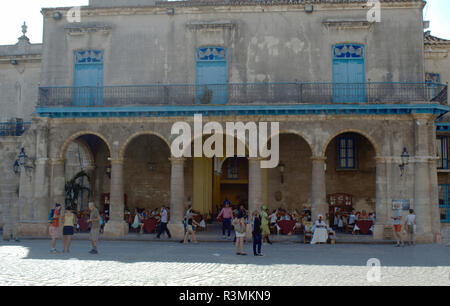 Havanna, Kuba, Plaza de la Catedral Touristen Speisen und eine Wahrsagerin sitzt außerhalb El Patio Stockfoto