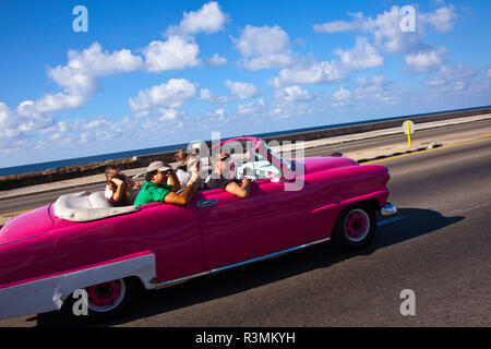 Havanna, Kuba. Menschen reiten klassische Cabriolet Automobil Stockfoto