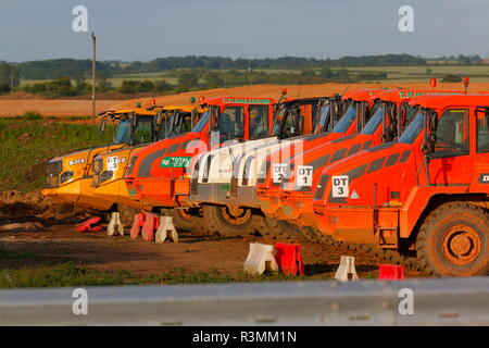 Eine Linie der knickgelenkte Muldenkipper werden im Hof geparkt vor Beginn der Verschiebung auf den Bau von Iport in Doncaster, South Yorkshire Stockfoto