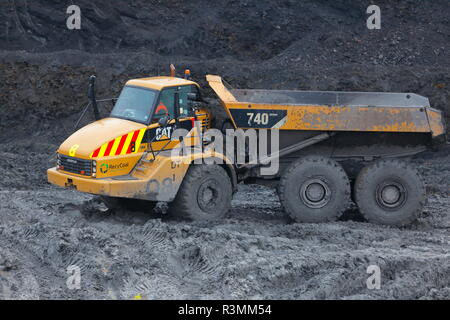 Ein Caterpillar 740 Gelenkmuldenkipper arbeiten vor Ort an Recycoal Kohle Recyclinganlage in Rossington, Doncaster, der jetzt abgerissen wurde. Stockfoto