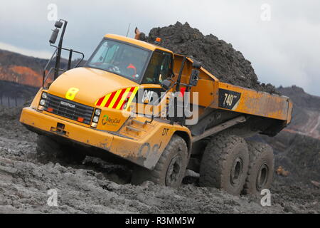 Ein Caterpillar 740 Gelenkmuldenkipper arbeiten vor Ort an Recycoal Kohle Recyclinganlage in Rossington, Doncaster, der jetzt abgerissen wurde. Stockfoto