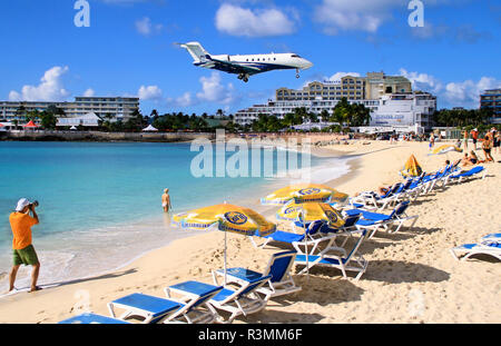 St. Martin, Niederländische Antillen, Maho Beach. Private Jet Landung über den Strand in St. Maarten Stockfoto