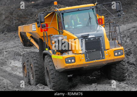 Eine Glocke 40 D Knickgelenkter Dumper an Recycoal Kohle Recyclinganlage in Rossington, Doncaster, der jetzt abgerissen wurde, neue Häuser zu bauen. Stockfoto