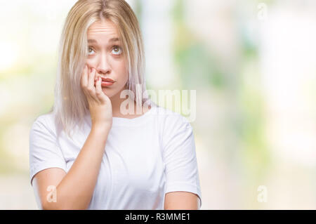 Junge blonde Frau über isolierte Hintergrund gestresst und nervös mit den Händen auf den Mund Beißen Nägel. Angst problem. Stockfoto