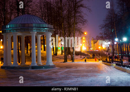 Nacht Winterlandschaft in der Gasse von City Park. Klassische Rotunde Stockfoto