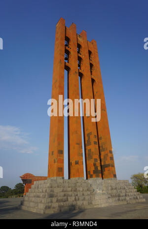 Sardarapat Gedenkstätte Glockenturm malerischen Blick Zurück im Sommer mit blauem Himmel Stockfoto