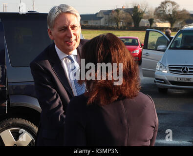 Schatzkanzler Philip Hammond trifft Schulleiter Frances Dean, als er für einen Besuch in Rowendale integrierte Grundschule, Moira, Craigavon in Nordirland kommt. PRESS ASSOCIATION Siehe PA Geschichte Politik Brexit Ulster. Datum: Freitag, 23. November 2018. Foto: Liam McBurney/PAWire Stockfoto