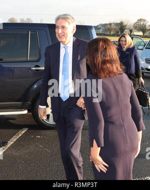 Schatzkanzler Philip Hammond wird durch Schulleiter Frances Dekan begrüßt, als er für einen Besuch in Rowendale integrierte Grundschule, Moira, Craigavon in Nordirland kommt. PRESS ASSOCIATION Siehe PA Geschichte Politik Brexit Ulster. Datum: Freitag, 23. November 2018. Foto: Liam McBurney/PAWire Stockfoto