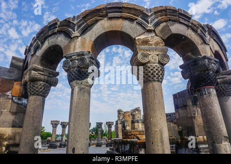 Die Kathedrale von zvartnots Ruinen malerische Aussicht auf die Säulen und Bögen Stockfoto