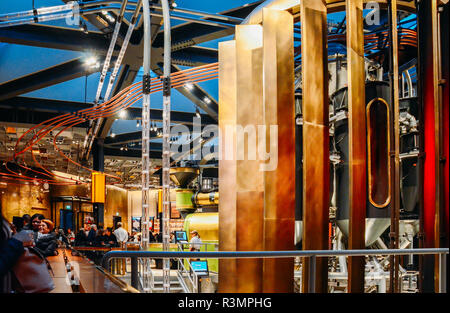 Mailand, Italien - 22.November 2018: Weitwinkel Blick in das Innere des Starbucks concept store in Mailand, Italien bekannt als die Milano Rösterei Stockfoto