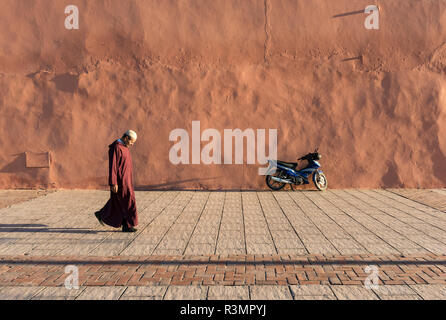Mann Spaziergänge entlang der rot-orange Stadtmauer von Marrakesch (Marrakesch), Marokko
