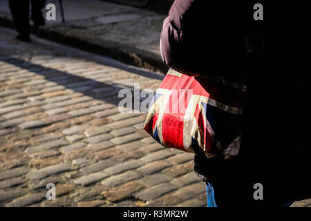 Dirty Union Jack Tasche entlang der Straße durchgeführt Stockfoto