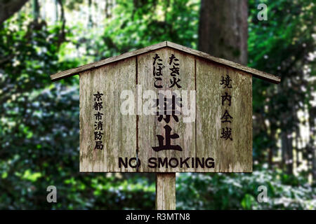 Kyoto, Japan. Holz- no smoking sign in Englisch und Japanisch in der Nähe von bewaldeten Bereich geschrieben Stockfoto