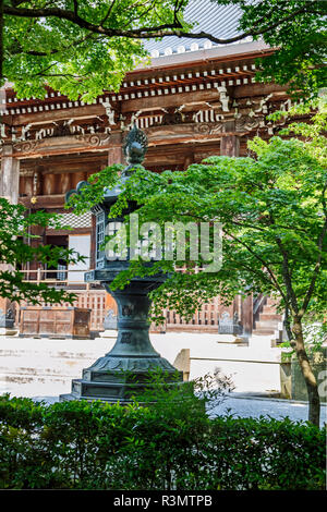 Kyoto, Japan. Antik Bronze Laterne im Hof des Zenrin Tempel Eikando Stockfoto