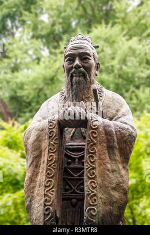 Tokio, Japan. Konfuzius Statue auf dem Yushima-hügel Seido Tempel Stockfoto