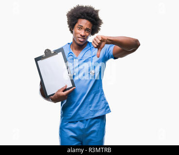 Afro-amerikanische Chirurg Arzt holding Zwischenablage Mann über isolierte Hintergrund mit Verärgerten Gesicht, negatives Vorzeichen zeigen Abneigung mit Daumen nach unten, Ablehnung Stockfoto