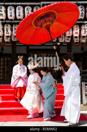 Kyoto, Japan. Paare, die heiraten in einem Shinto Trauung im Shinto Yasaka Schrein, Gion-jinja Stockfoto