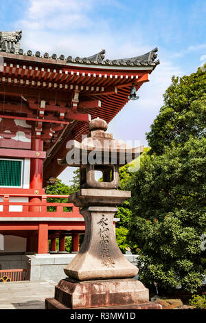 Kyoto, Japan. Chishaku-in Tempel, eine alte Stein Laterne sitzt vor der 1.200 Jahre alten Heimat der Shingon Einstellen des Buddhismus Stockfoto