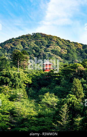 Kyoto, Japan. Drei-stöckige Pagode in Taisan-ji-Tempel in der Nähe Kiyomizu-dera Tempel unter den Bäumen Stockfoto