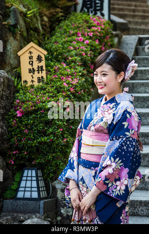 Kyoto, Japan. Frauen gekleidet in einem Kimono stellt in der Nähe der Kiyomizu-dera Tempel Stockfoto