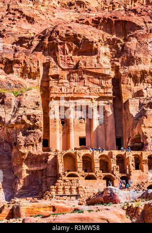 Rock Grab Arch Touristen Petra Jordan. Durch die Nabataens 200 v. Chr. bis 400 n. Gelb Canyon Wände werden zu Rose rot am Nachmittag. Stockfoto