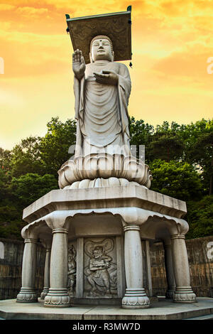 Seoul, Südkorea. Maitreya, der Buddha der Zukunft, Statue am Bongeunsa Tempel. Stockfoto