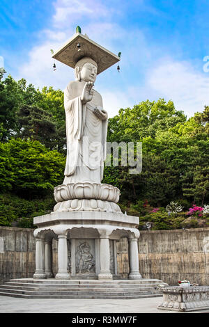 Seoul, Südkorea. Maitreya, der Buddha der Zukunft, Statue am Bongeunsa Tempel. Stockfoto