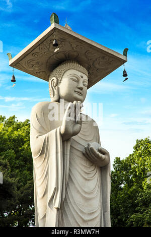 Seoul, Südkorea. Maitreya, der Buddha der Zukunft, Statue am Bongeunsa Tempel. Stockfoto