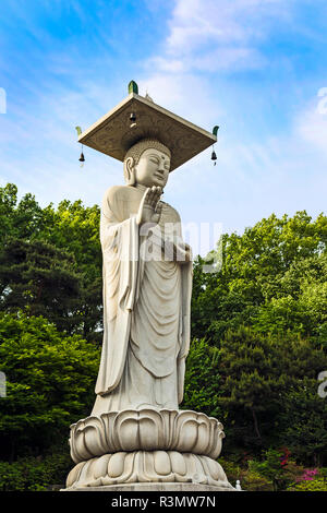 Seoul, Südkorea. Maitreya, der Buddha der Zukunft, Statue am Bongeunsa Tempel. Stockfoto