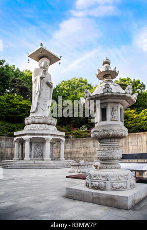 Seoul, Südkorea. Maitreya, der Buddha der Zukunft, Statue und urn am Bongeunsa Tempel. Stockfoto