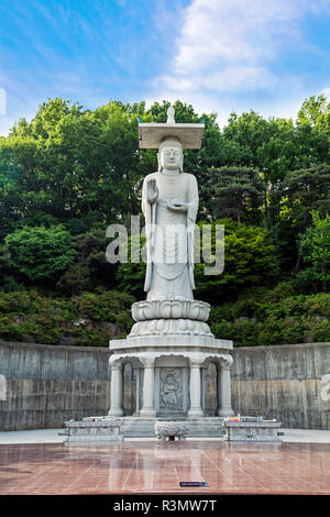 Seoul, Südkorea. Maitreya, der Buddha der Zukunft, Statue am Bongeunsa Tempel. Stockfoto