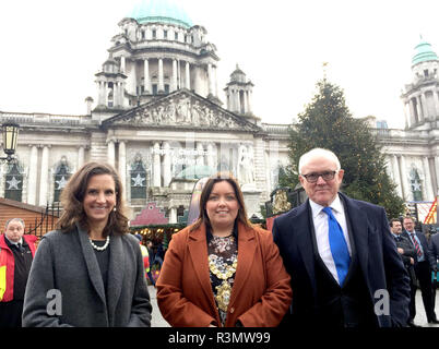 (Nach rechts) Nordirland US-Generalkonsul Elizabeth Kennedy Trudeau, Belfast Oberbürgermeister Deirdre Hargey und der US-Botschafter in Großbritannien Robert Wood Johnson außerhalb Belfast City Hall. Stockfoto