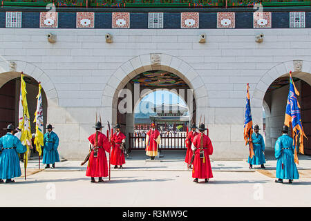 Seoul, Südkorea. Mitglieder der koreanischen Leibwache außerhalb der Gyeongbokgung Palast, während eine Änderung der Guard Zeremonie Stockfoto