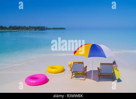 Liegen und Sonnenschirm auf entfernten Strand, Malediven, Indischer Ozean Stockfoto