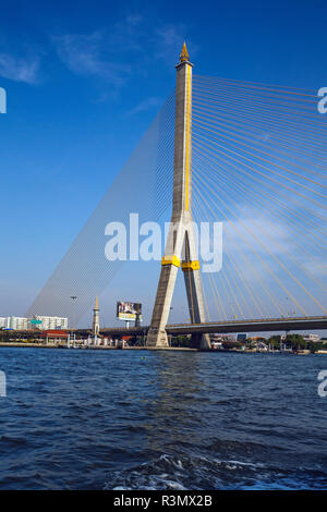 Bangkok, Thailand. Rama 8 Brücke über den Fluss Chao Phraya in Bangkok Hafen Stockfoto