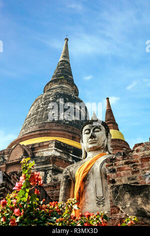 Ayutthaya, Thailand. Großer Buddha im Wat Phra Mahathat, Ayutthaya Historical Park, in der Nähe von Bangkok. Stockfoto