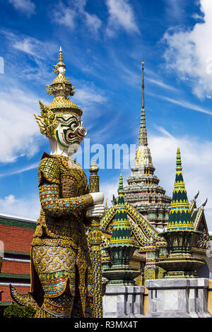 Bangkok, Thailand. Grand Palace Wat Phra Kaeo (Tempel des Smaragd-Buddha), Daemon (Dschaks) Wache außen Eingang Stockfoto