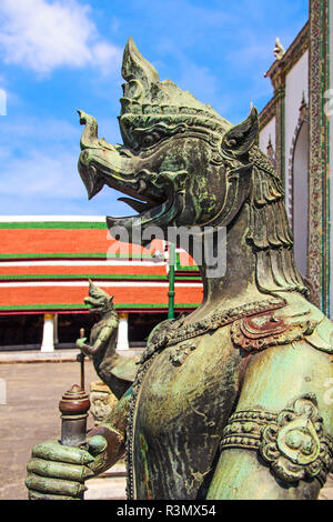 Bangkok, Thailand. Grand Palace Wat Phra Kaeo (Tempel des Smaragd-Buddha), ein mythischer Garuda, der König der Vögel, Wache außen Eingang Stockfoto