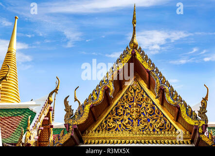 Bangkok, Thailand. Eingang zum Tempel des Smaragd Buddha, Wat Phra Kaew, Grand Palace, Phra Si Rattana Chedi (goldenen Chedi) Stockfoto