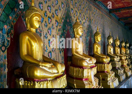 Bangkok, Thailand. Wat Arun, dem Tempel der Morgenröte, sitzen und meditieren Golden Buddha Statuen in einer Reihe in der Galerie des Bot Stockfoto