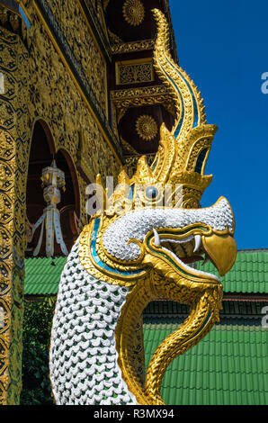 Chiang Mai, Thailand. Statuen von Naga (Schlangen) bewachen den Eingang des Wat Chedi Luang Temple Stockfoto