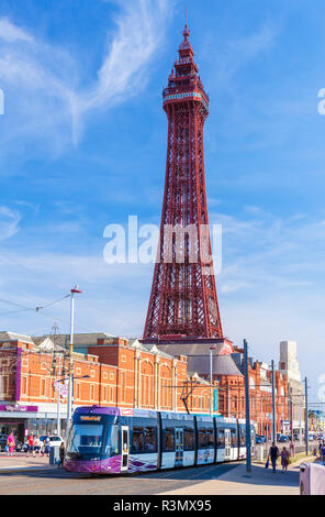 Blackpool Tower mit einem neuen Blackpool Tram entlang der Promenade von Blackpool Lancashire England GB UK Europa reisen Stockfoto