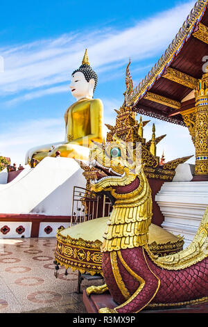 Chiang Mai, Thailand. Riesige Buddha-statue im Wat Rajamontean mit Naga (Schlangen) bewachen den Eingang Stockfoto