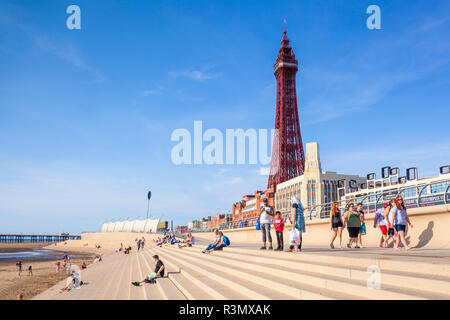 Blackpool Tower Strand und Strandpromenade mit Urlaubern saß am Strand und Schritte Blackpool Lancashire England GB UK Europa Stockfoto