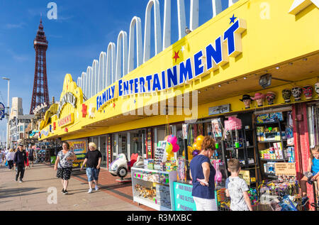 Blackpool Tower und der Goldenen Meile Vergnügungen Spielhalle Family Entertainment Strandpromenade Blackpool Lancashire England GB UK Europa Stockfoto