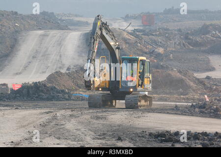 Ein Volvo Baggerlader Tracking auf einen Haul Road am Recycoal, Kohle Recycling in Rossington, Doncaster Stockfoto