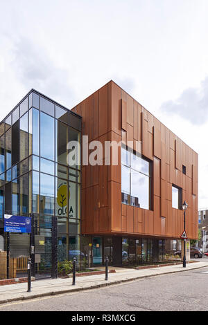 Schrägansicht der Haupteingang Fassade und verglasten Atrium. Olga Primary School, London, Vereinigtes Königreich. Architekt: Architektur Initiative, 2017. Stockfoto