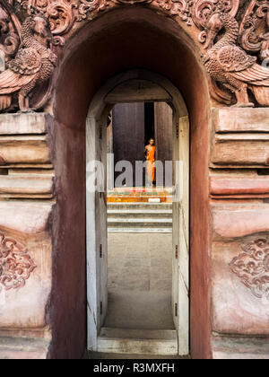 Thailand, Chiang Mai, Mönch im Eingang des Wat Prasingh Stockfoto