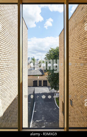 Erhöhten Blick in den Spielplatz. Olga Primary School, London, Vereinigtes Königreich. Architekt: Architektur Initiative, 2017. Stockfoto