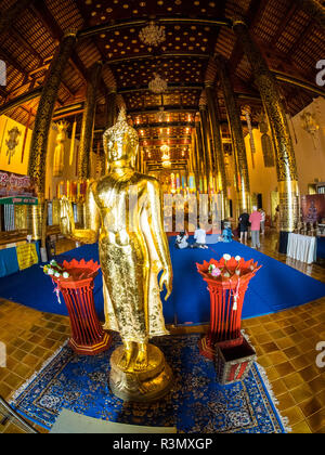 Thailand, Chiang Mai, Wat Chedi Luang in Chiang Mai mit Bändern drapieren von der Decke und Mönche beten Stockfoto